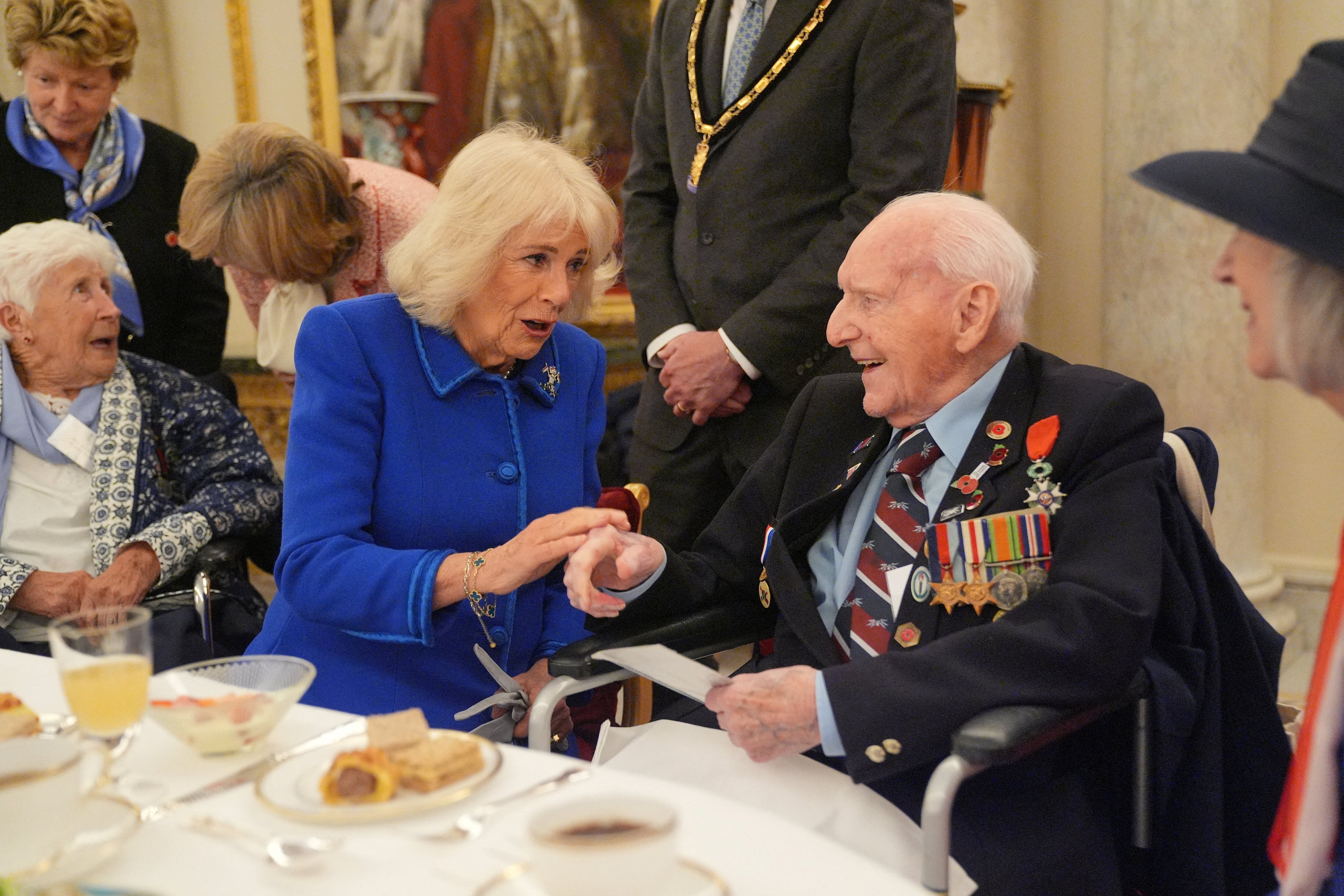 La reina Camila también asistió a las celebraciones del Día de la Victoria, destacándose un emotivo reconocimiento a los pocos veteranos que aún sobreviven a 80 años del fin de la guerra (Jordan Pettitt/REUTERS)
