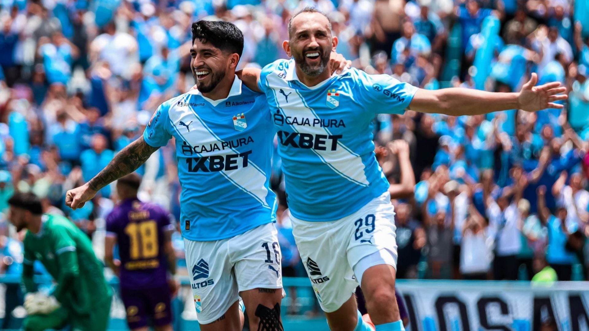 Luis Iberico abrazado con Hernán Barcos tras una exhibición goleadora en el Rímac. - Crédito: ITEA