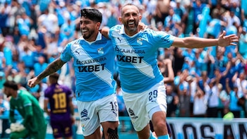 Luis Iberico abrazado con Hernán Barcos tras una exhibición goleadora en el Rímac. - Crédito: ITEA