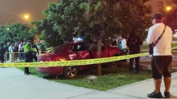 Impactantes imágenes del accidente en el que un conductor murió tras chocar contra una berma de concreto en VES