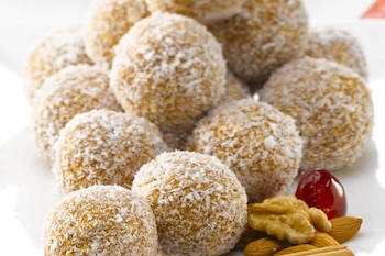 La preparación de las cocadas colombianas consiste