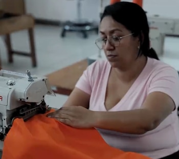 Las privadas de libertad trabajan con 26 máquinas industriales y 12 máquinas overlock, equipo donado por el INA, institución que también las capacitó. Crédito: Captura video Ministerio de Justicia y Paz