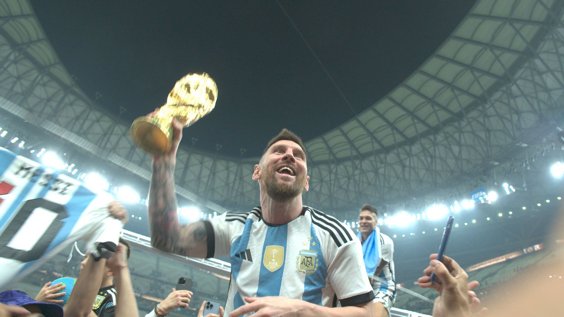 Lionel Messi sostiene el trofeo de la Copa del Mundo tras consagrarse campeón con la Selección Argentina en el Mundial de Qatar 2022. (Netflix)