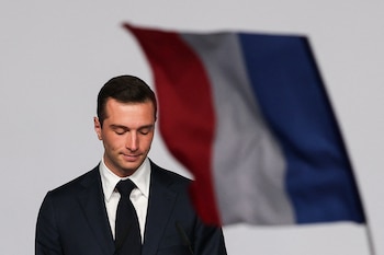 Jordan Bardella acusó al presidente Macron de dejar a Francia “en los brazos de la extrema izquierda” (REUTERS/Kevin Coombs)