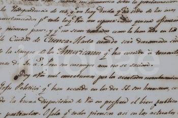 Un fragmento de documento antiguo con texto escrito en letra cursiva de tinta marrón oscura. Se observa el papel con manchas de envejecimiento y textura irregular