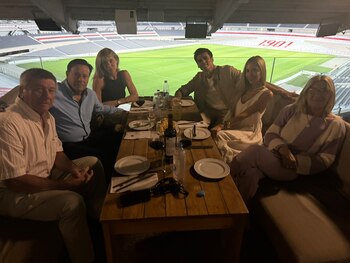 La familia Coria en el Monumental, por el casamiento de Federico y Florencia Gómes