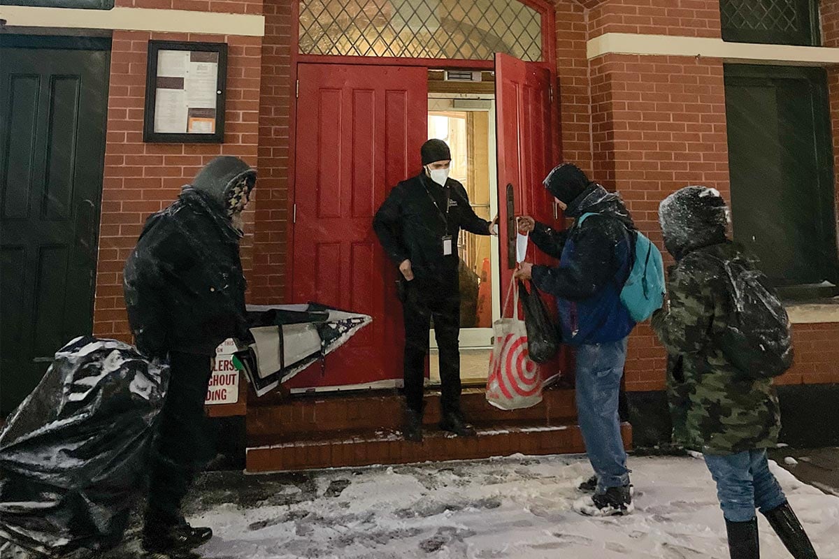 Personas en situación de calle acceden a un refugio habilitado por la ciudad durante una alerta por frío extremo, en el marco del protocolo de emergencia invernal activado por las autoridades.