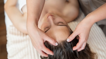 Los masajes capilares ofrecen beneficios