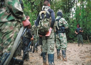 Dos hombres fueron enviados a prisión preventiva señalados de reclutar menores para disidencias de las Farc en el suroccidente de Colombia, tras un operativo que permitió rescatar a las adolescentes antes de que fueran entregadas al grupo armado ilegal - crédito AFP