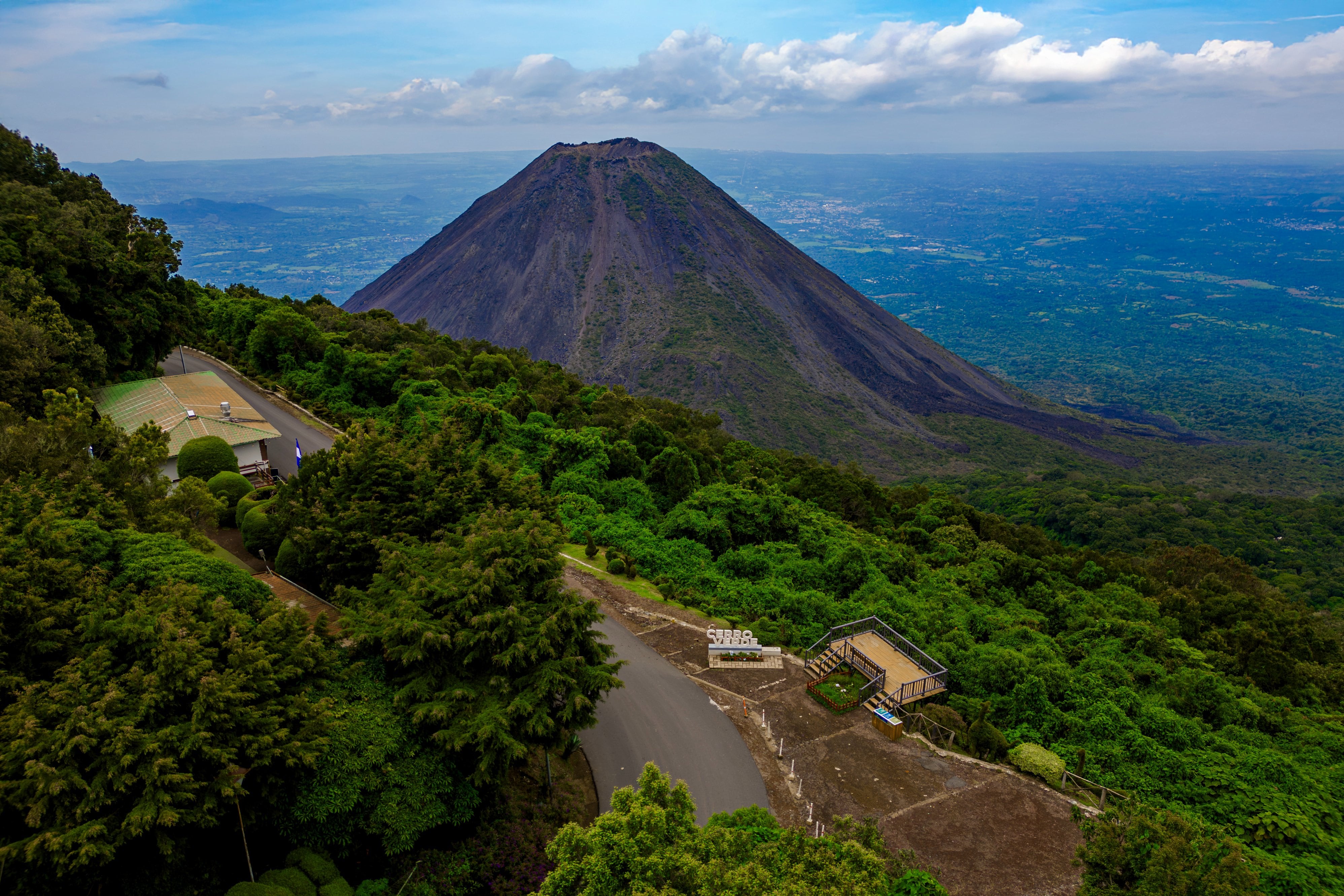 Este es un parque nacional ubicado en el departamento de Santa Ana. Forma parte del complejo conocido como Los Volcanes, junto a los volcanes Izalco e Ilamatepec (también llamado Santa Ana). El área del parque comprende aproximadamente 500 hectáreas de bosque nebuloso, con una altitud que alcanza los 2,030 metros sobre el nivel del mar. El sitio es administrado por el Instituto Salvadoreño de Turismo (ISTU) y constituye uno de los principales destinos turísticos del país, especialmente para actividades de senderismo, avistamiento de aves y recorridos ecológicos. /(ISTU)