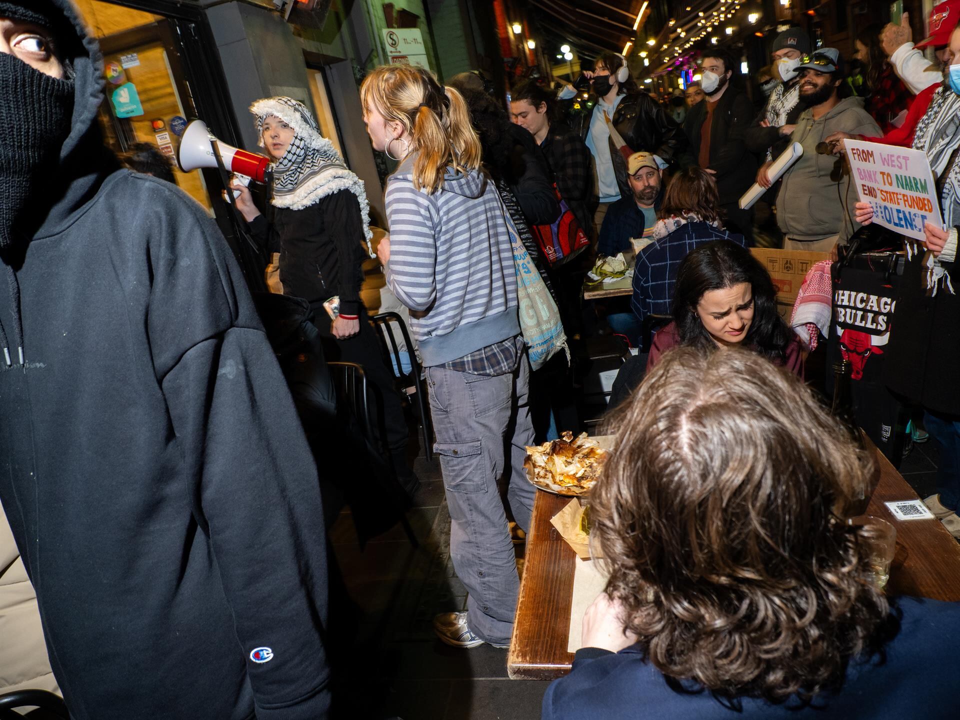 La Policía australiana investiga el intento de incendio en la histórica sinagoga de East Melbourne y la irrupción de manifestantes en un restaurante de origen israelí