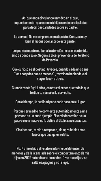 Texto blanco sobre fondo negro con un mensaje de varias frases y párrafos. Incluye una posdata