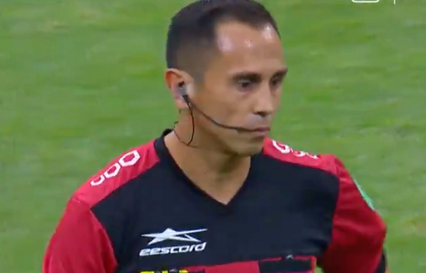 Luis Enrique Santander, arbitro del América vs Cruz Azul (Foto: Twitter/@LigaBBVAMX)