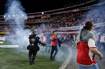 La Guardia Albi Roja Sur respondió al intento de robo del trapo de la Comunidad Santafereña en la tribuna de oriental - crédito Cristian Bayona/Colprensa