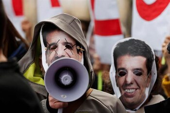 Un grupo de personas protesta