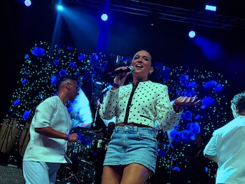 Polémica en España: Daniela Darcourt rechaza versión de que no quiso bajar del escenario y anuncia: “Daré mi versión”