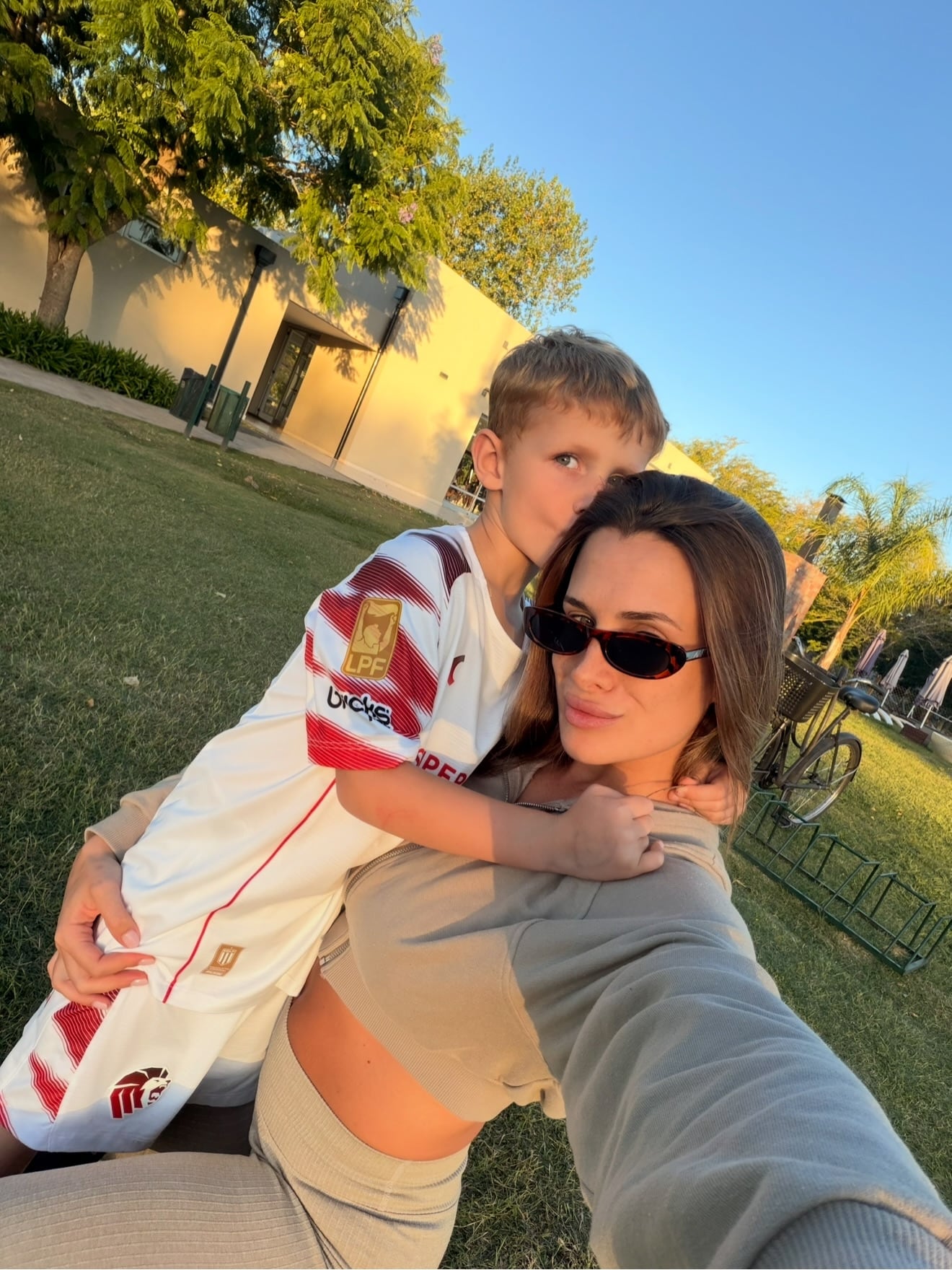 Cami posando con su hijo Bautista De Paul, quien le responde con un tímido beso