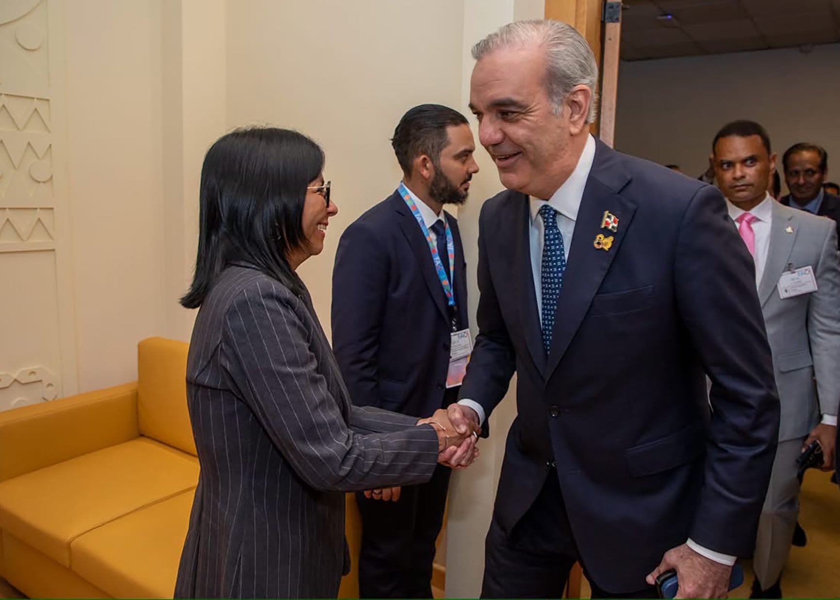 SANTO DOMINGO (REPÚBLICA DOMINICANA), 12/10/2026.- Fotografía cedida por la Presidencia de República Dominicana del presidente, Luis Abinader (d), saludando a la mandataria encargada de Venezuela, Delcy Rodríguez, durante una reunión este lunes en Roma (Italia). Abinader y Rodríguez, se reunieron en Roma donde conversaron sobre asuntos políticos y económicos, en el marco del Foro Mundial de la Alimentación de la FAO que se celebra en esa ciudad. EFE/ Presidencia de República Dominicana