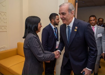 SANTO DOMINGO (REPÚBLICA DOMINICANA), 12/10/2026.- Fotografía cedida por la Presidencia de República Dominicana del presidente, Luis Abinader (d), saludando a la mandataria encargada de Venezuela, Delcy Rodríguez, durante una reunión este lunes en Roma (Italia). Abinader y Rodríguez, se reunieron en Roma donde conversaron sobre asuntos políticos y económicos, en el marco del Foro Mundial de la Alimentación de la FAO que se celebra en esa ciudad. EFE/ Presidencia de República Dominicana