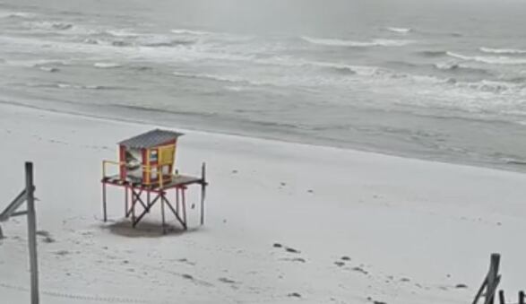 Nevó en la Costa Atlántica y las playas de Monte Hermoso quedaron blancas