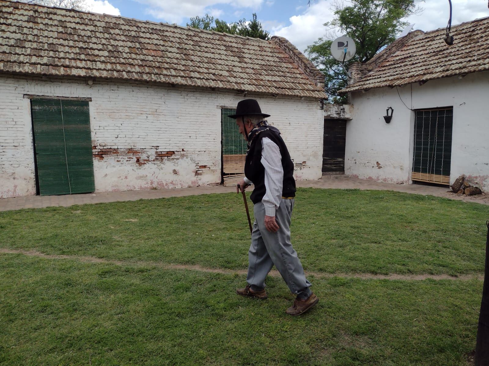 Julio Figueroa, incansable. Ayudado por un bastón, aún se ocupa de las tareas diarias del campo