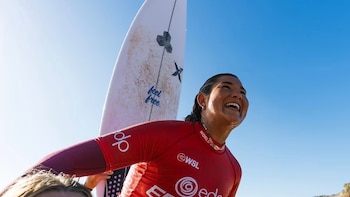 Costarricense Brisa Hennessy conquista torneo de surf en Portugal y da un salto de 20 puestos hacia el Tour Mundial 2027