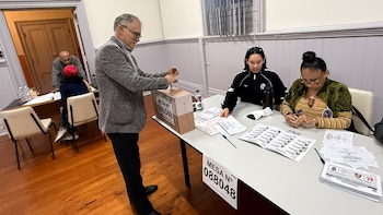 Miles de ciudadanos residentes fuera del país acudieron a votar en una jornada supervisada por la Cancillería