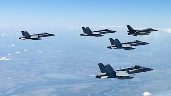 Dos cazas F-18 españoles de la OTAN derriban un dron en el espacio aéreo de Rumanía