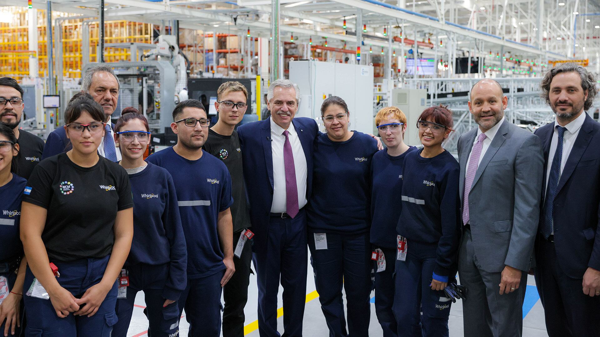 El entonces presidente Alberto Fernández, durante una visita a la planta de Whilrlpool en junio de 2023
