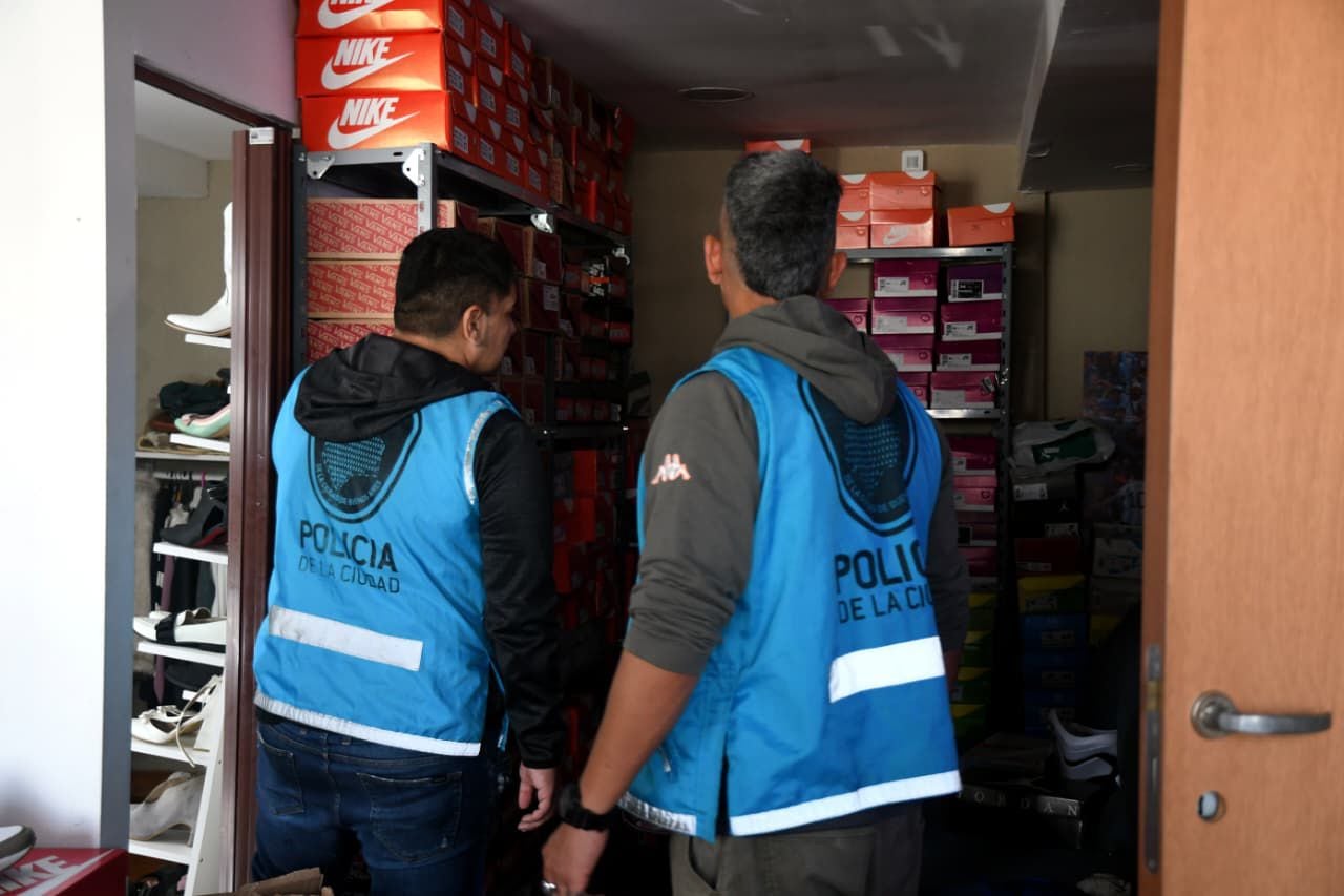 Efectivos de la Policía de la Ciudad realizan un operativo en un depósito.