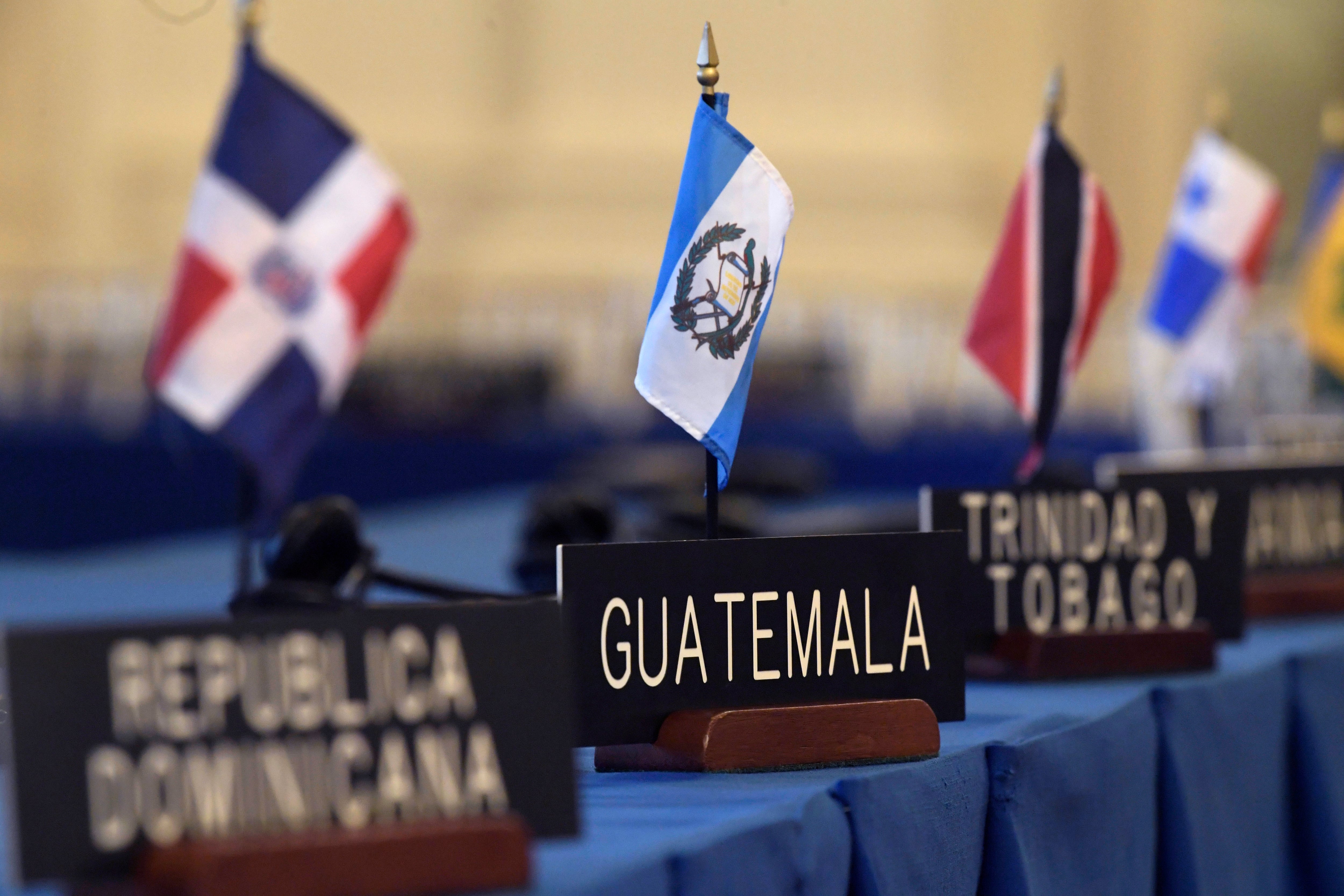 Fotografía de archivo del 26 de marzo de 2024 de una placa del sitio reservado a Guatemala durante una sesión protocolar del Consejo Permanente de la Organización de Estados Americanos (OEA) celebrada en la sede del organismo en Washington (Estados Unidos). EFE/ Lenin Nolly