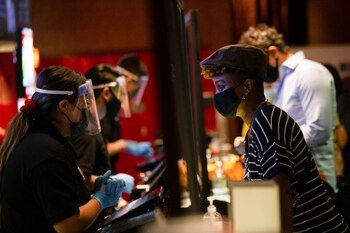 FOTO DE ARCHIVO-Una espectadora compra