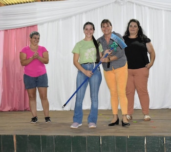 Polémico festejo por el Día de la Mujer en Misiones: un municipio entregó baldes, escurridores y escobas como premios