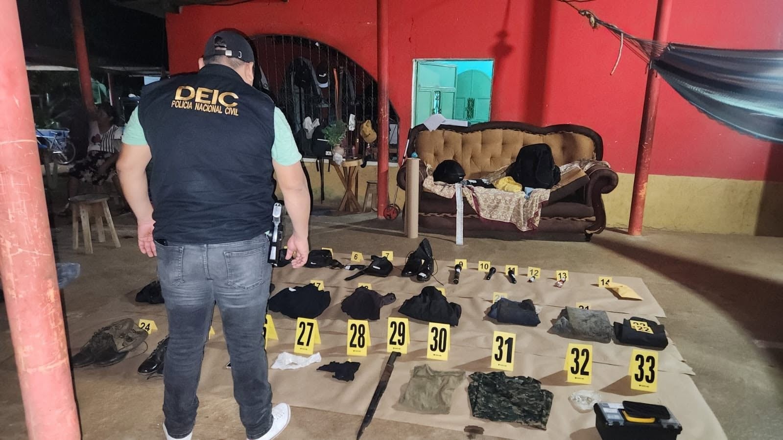 En la vivienda de López Juárez, peritos y fiscales recolectaron pasamontañas, municiones, una bayoneta, una muñeca inflable, ropa interior femenina y botas de tipo militar. (PNC) (PNC de Guatemala)