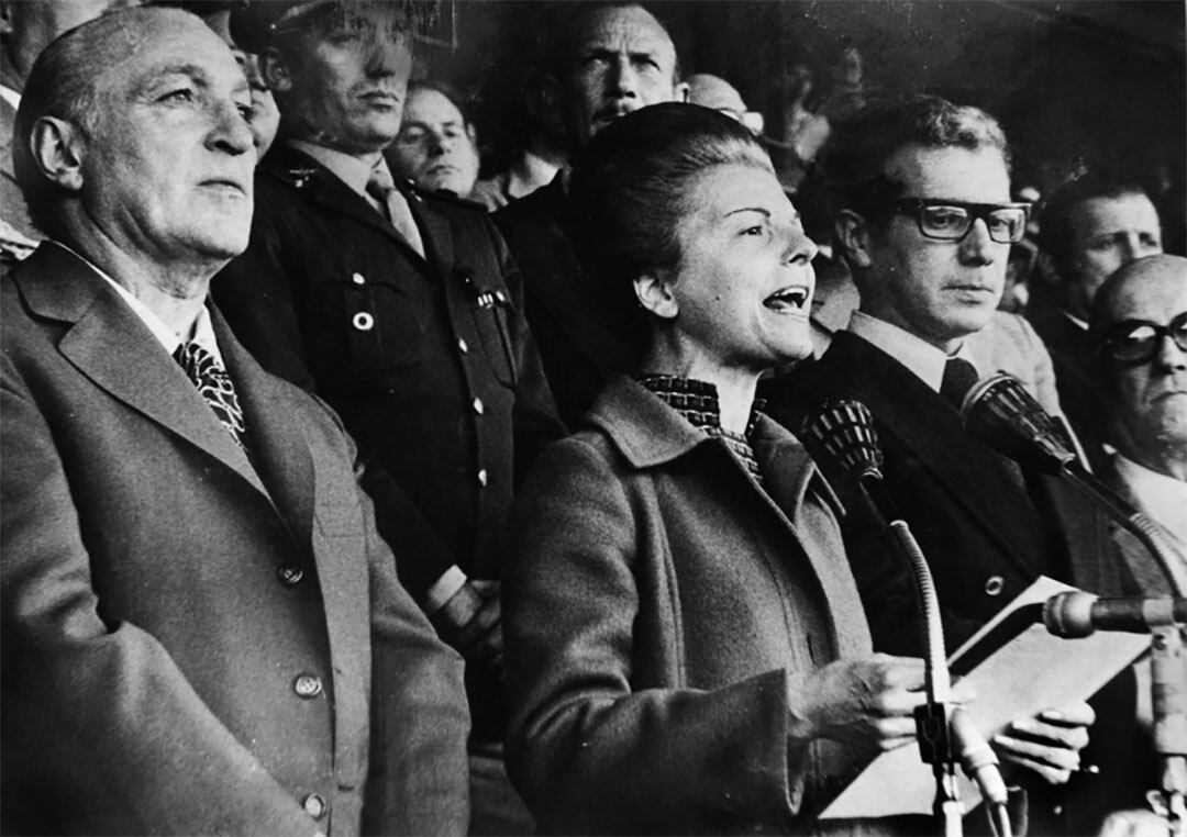 Siempre a su lado. Isabel y López Rega. El terminará renunciando y, luego de un paso por España, desaparecería por años