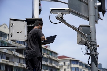 Un trabajador comprueba en un