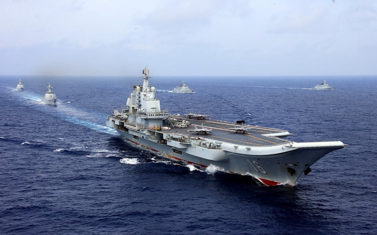 FOTO DE ARCHIVO: El portaaviones chino Liaoning participa en un ejercicio militar de la Armada del Ejército Popular de Liberación de China (EPL) en el Pacífico occidental, el 18 de abril de 2018. Fotografía tomada el 18 de abril de 2018. REUTERS/Stringer.