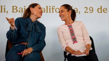 La presidenta Claudia Sheinbaum (derecha)