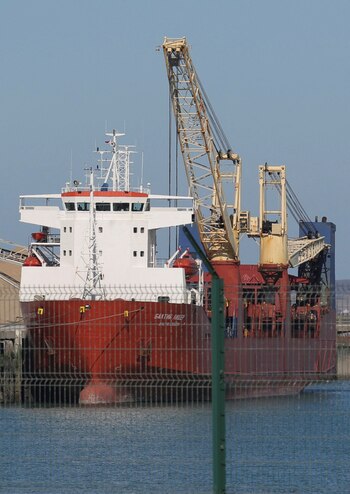 La eslora total del buque carguero Baltic Leader es de 126,86 metros y su anchura es de 20 metros (Reuters)