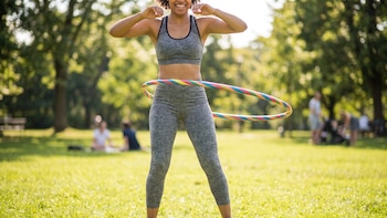 Más allá del juego infantil, el inesperado beneficio del hula hula para el corazón y el abdomen
