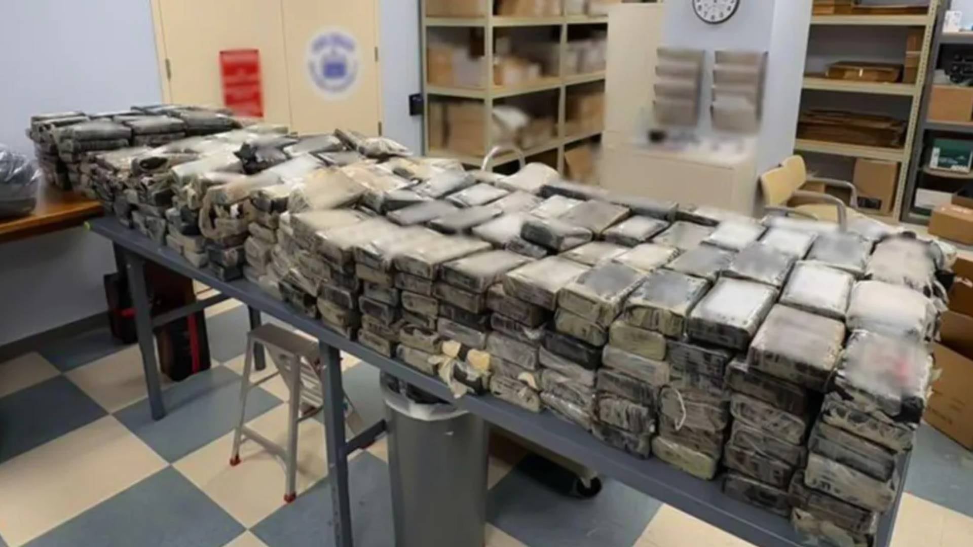 El valor estimado del cargamento de cocaína incautado por la Guardia Costera supera los USD 11 millones, según autoridades federales (Guardia Costera de Estados Unidos)