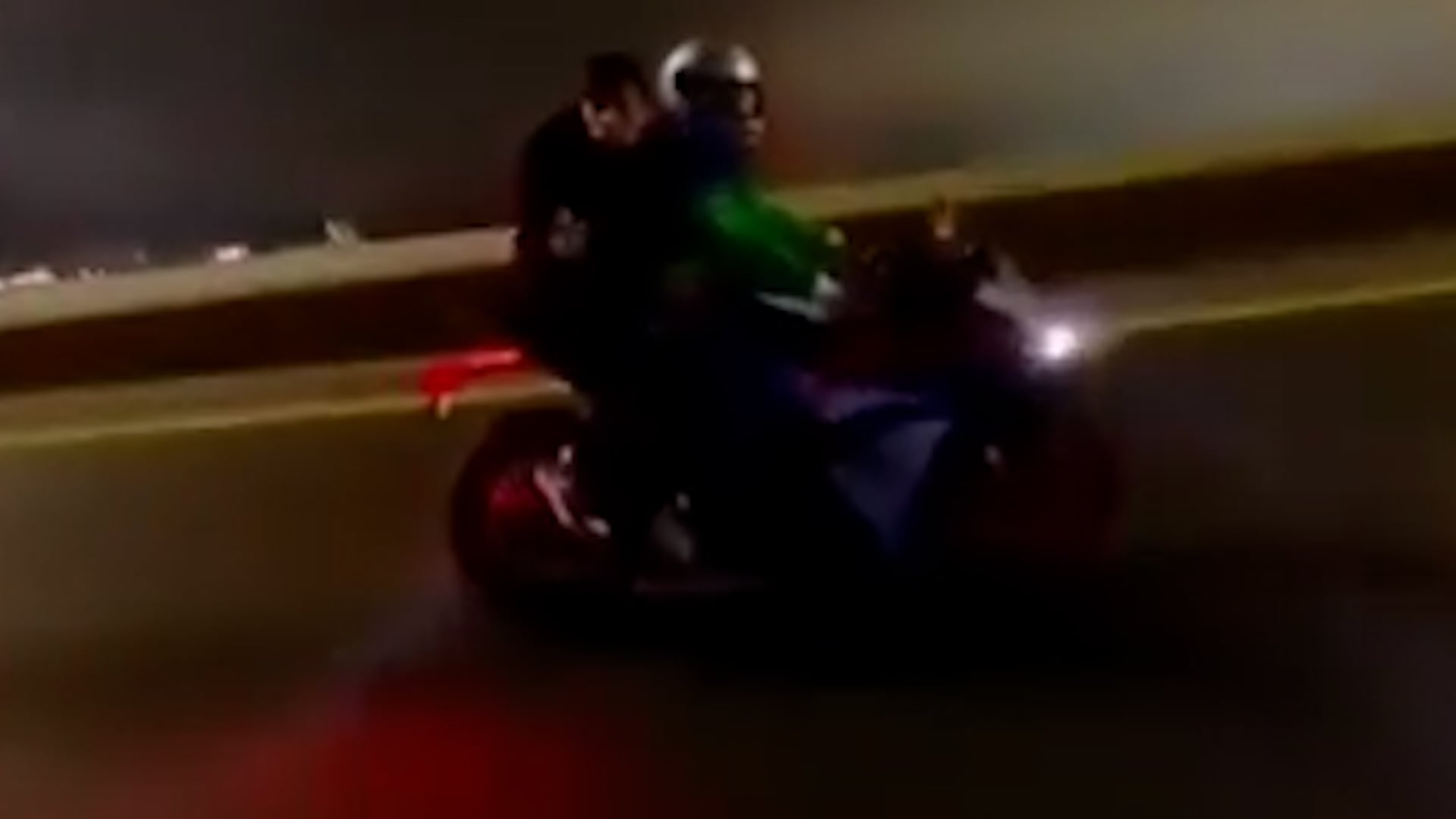 Video: motochorros armados persiguen a conductor en la autopista Buenos Aires-La Plata