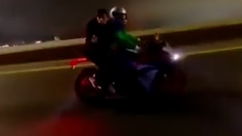 Impactante video: motochorros armados persiguieron a toda velocidad a un conductor en plena autopista Buenos Aires-La Plata