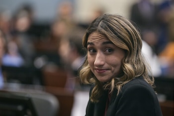 Además de este asunto, Laura