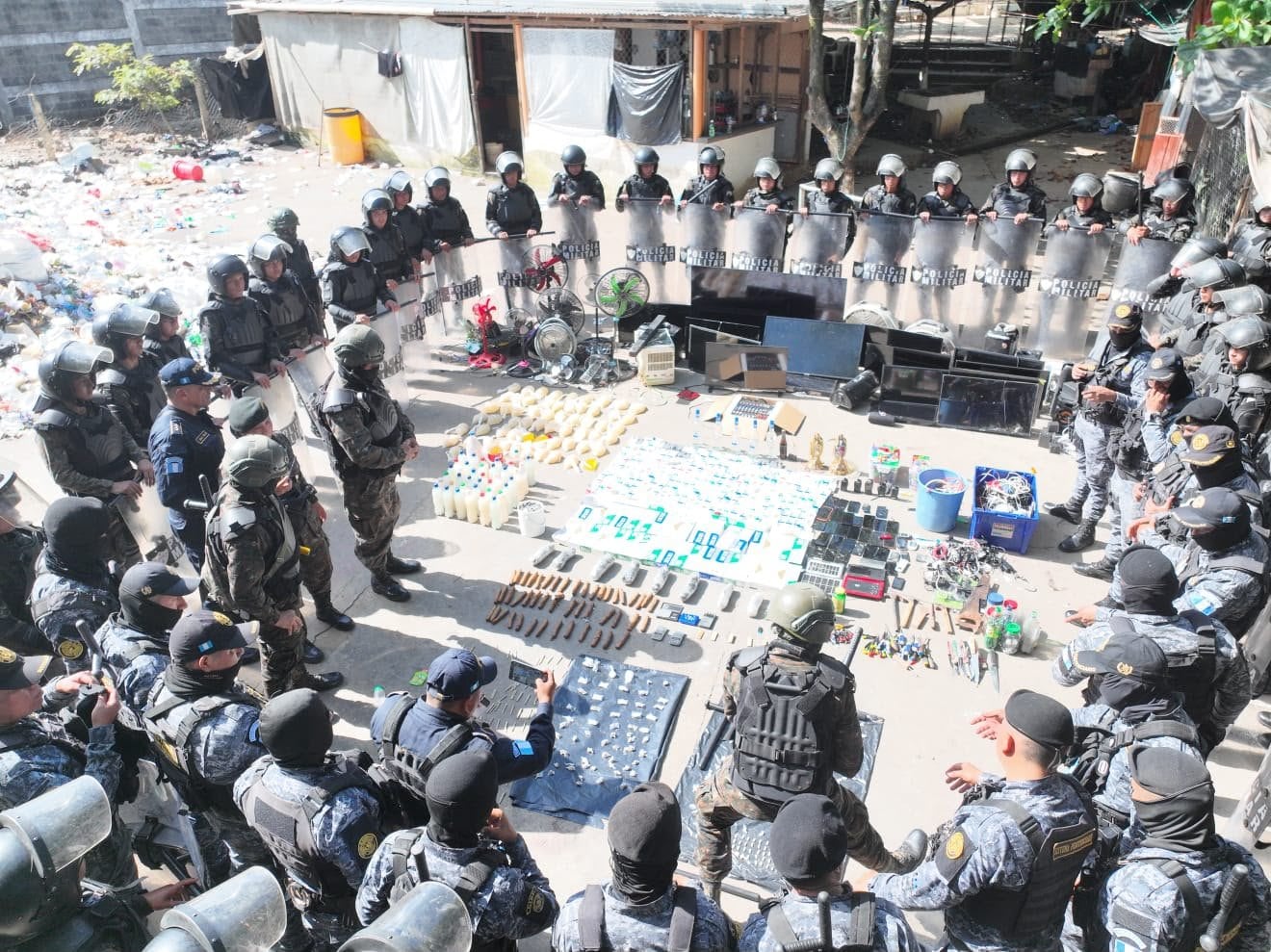 La DGSP decomisó 55 teléfonos celulares, 14 televisores, licor y droga, y destruyó infraestructura ilegal en centros penitenciarios de Guatemala. (Sistema Penitenciario)