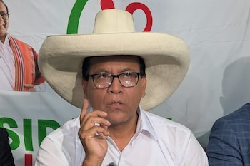 El candidato a la presidencia de Perú del partido Juntos por el Perú, Roberto Sánchez, habla durante una rueda de prensa este martes, en Lima (Perú). EFE/ Fernando Gimeno