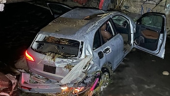 Paola manejaba una camioneta cuando