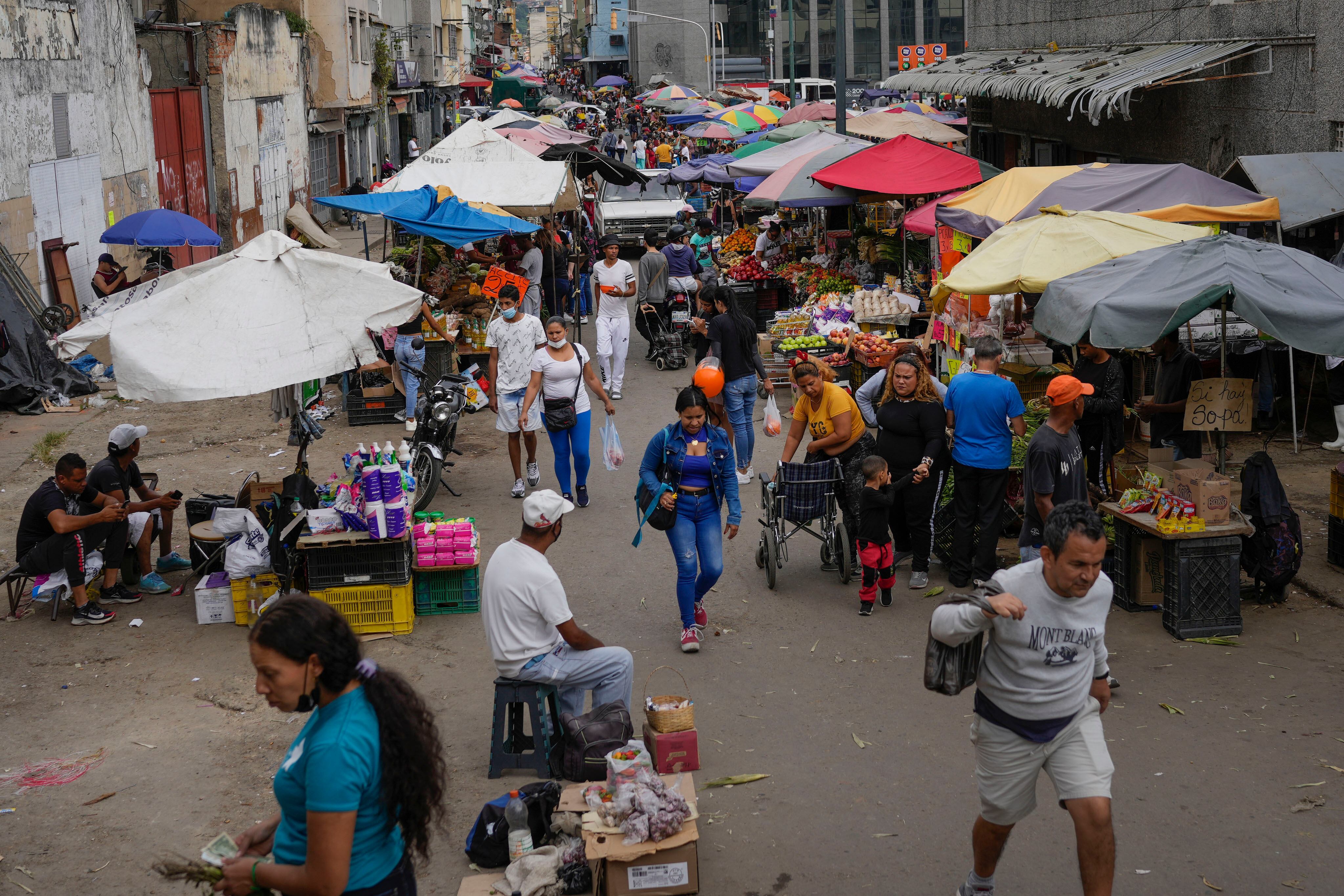 Compradores caminan por un mercado público en el barrio de Quinta Crespo de Caracas (AP Foto/Matías Delacroix, Archivo)