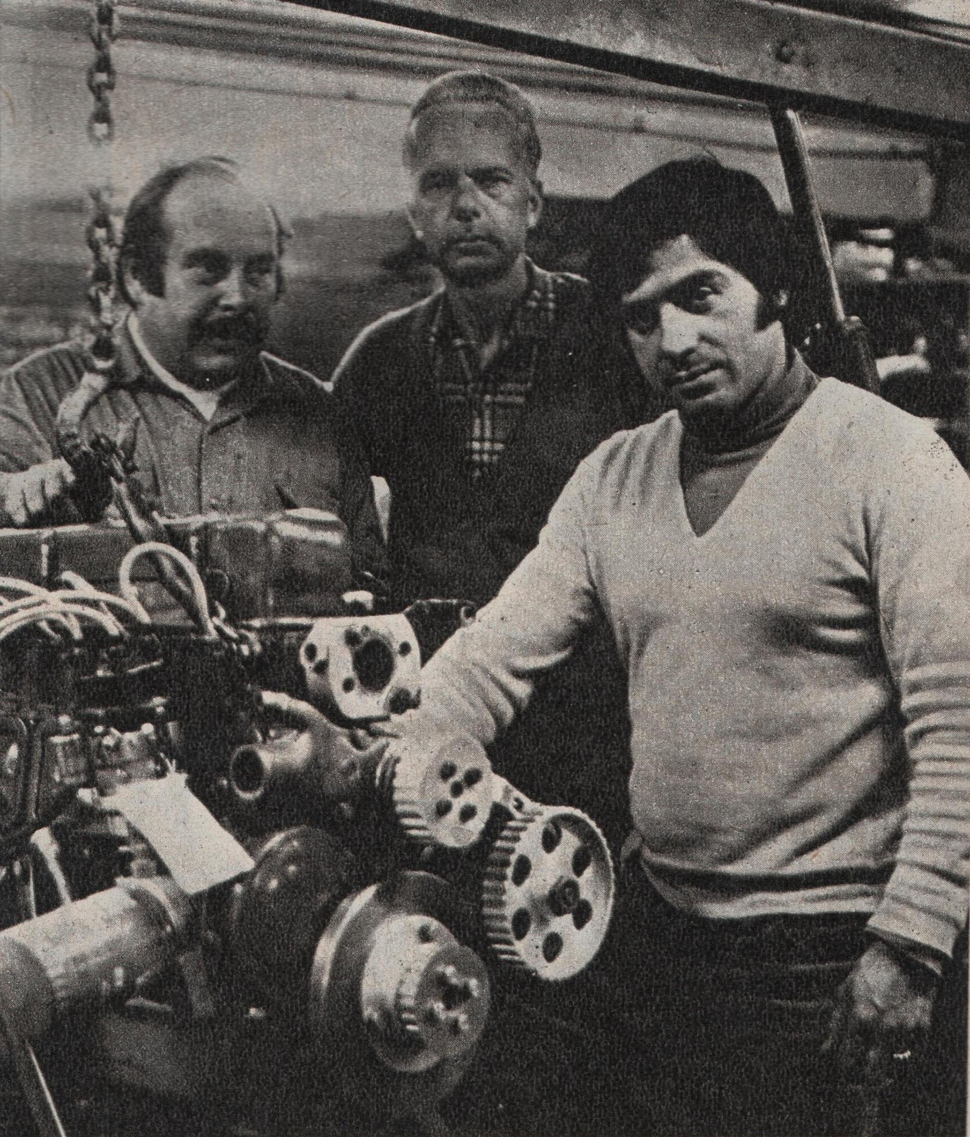 Omar Wilke, el ingeniero Ricardo Joseph, que trabajó en confiabilidad del auto, y Jorge Pedersoli, junto al motor del
