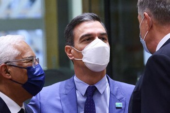 FOTO DE ARCHIVO: El primer ministro portugués, Antonio Costa (izquierda), y el presidente del Gobierno español, Pedro Sánchez (centro), junto al presidente rumano Klaus Iohannis durante una crisis extraordinaria de líderes europeos para discutir la crisis en Ucrania en Bruselas, Bélgica, el 17 de marzo de 2022. REUTERS/Yves Herman